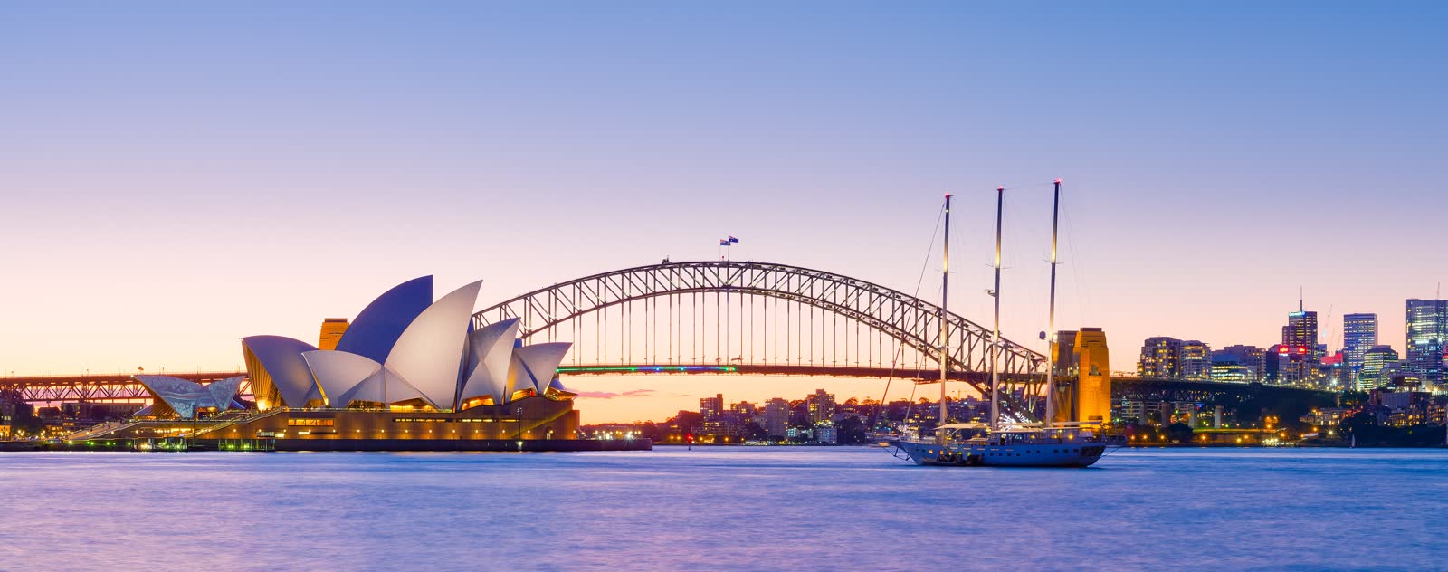 Sidney: shom paytida Opera teatri va Harbour ko‘prigi.