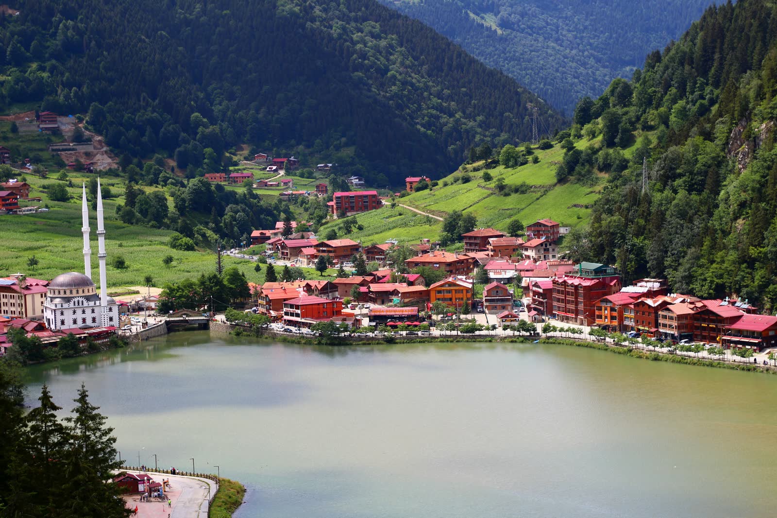 Trabzon, Uzungöl ko‘li: yam-yashil tog‘lar orasidagi ko‘l va qizil tomli uylar.