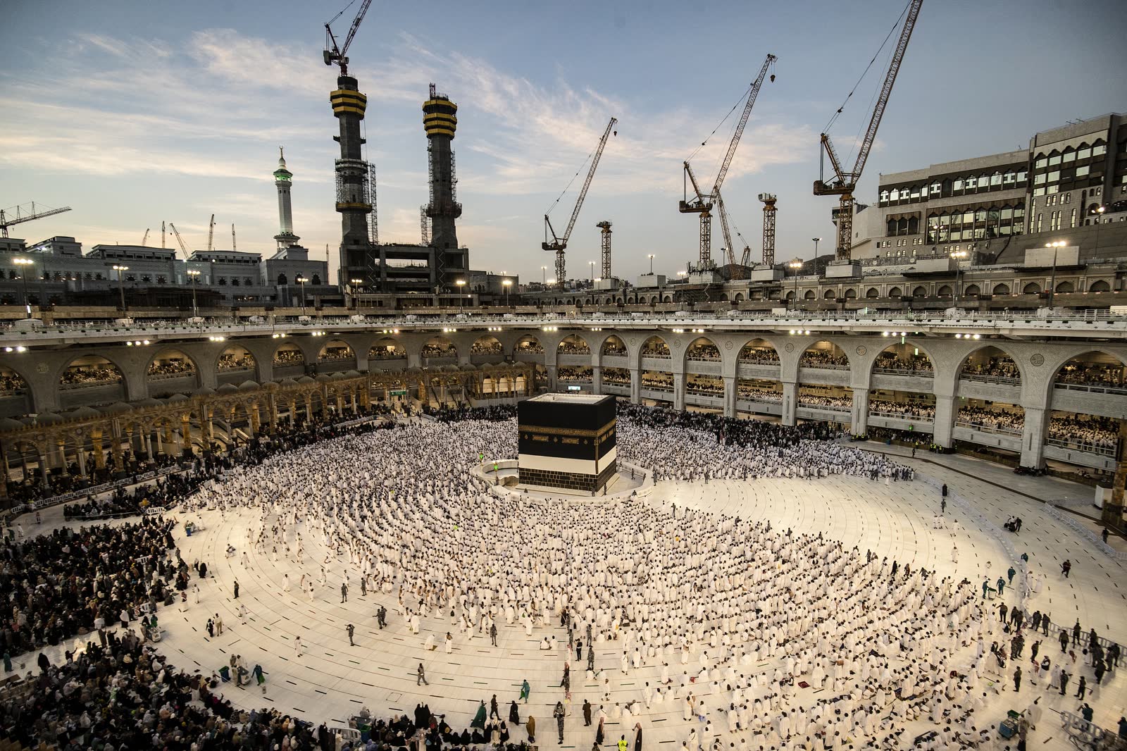 Makka, Masjid al-Haram: Ka’ba atrofida tavof qilayotgan ziyoratchilar.