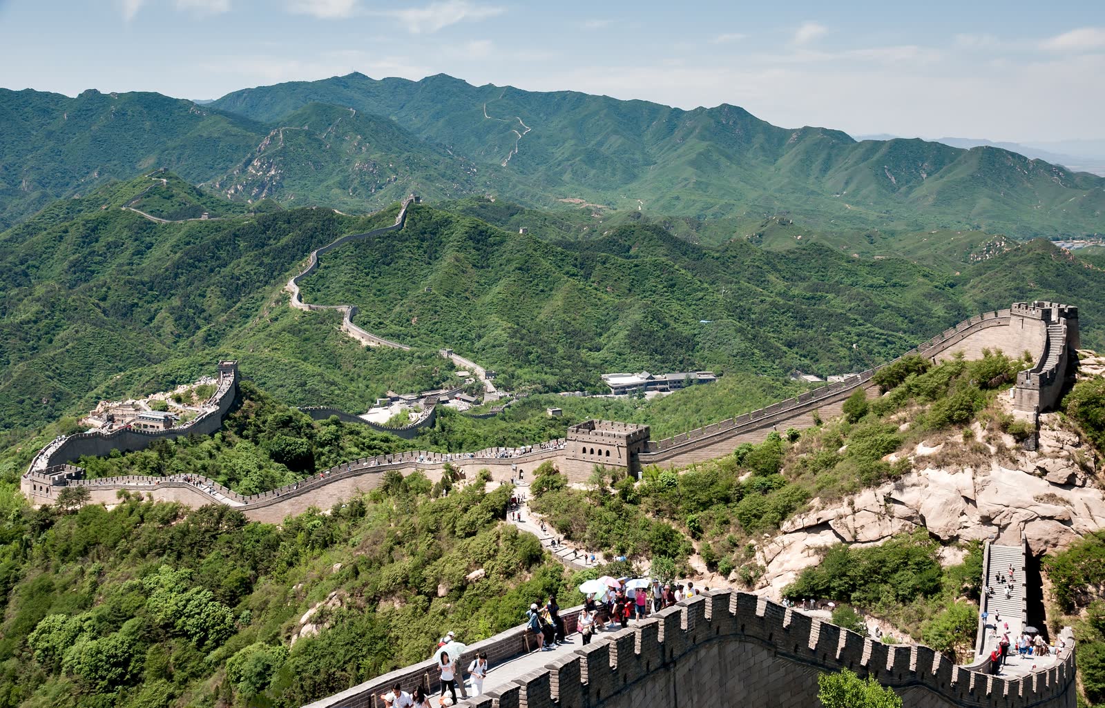 Badaling yaqinidagi Buyuk Xitoy devori, yashil tog‘lar ustidan ilon izi bo‘lib o‘tadi.
